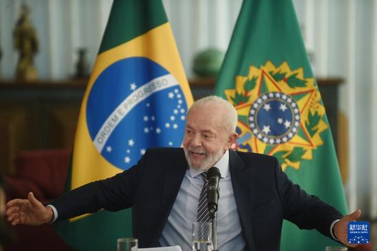 7月22日，巴西总统卢拉在巴西利亚参加与外国驻巴媒体的小范围对话会。新华社发（卢西奥·塔沃拉摄）