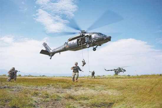 △第72集团军某旅某合成营官兵在陆航部队配合下开展机降训练。