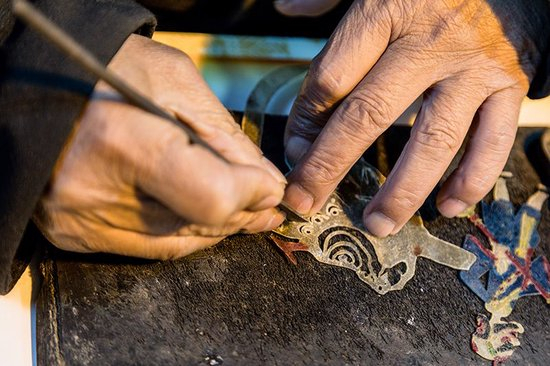  皮影非遗传承人正在制作皮影。