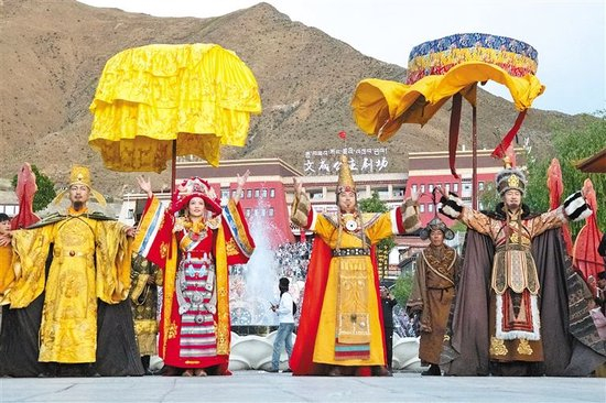  《文成公主》大型史诗剧演职人员与游客、市民互动。记者　卢文静　摄