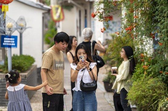 9月15日，李祖村的幽静小巷里，各地游客在打卡拍照，休闲度假。拍友 胡肖飞 摄