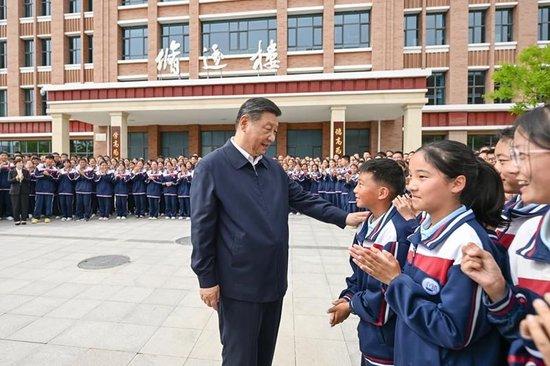  △2024年6月18日，习近平总书记在青海果洛西宁民族中学考察时，同师生们亲切交流。