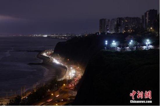  当地时间11月12日，秘鲁首都利马的海边夜景。中新社记者 盛佳鹏 摄