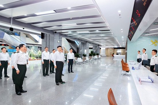  2024年10月15日至16日，中共中央总书记、国家主席、中央军委主席习近平在福建考察。这是16日上午，习近平在中国（福建）自由贸易试验区厦门片区考察时，同综合服务大厅窗口工作人员亲切交流。 新华社记者 鞠鹏/摄