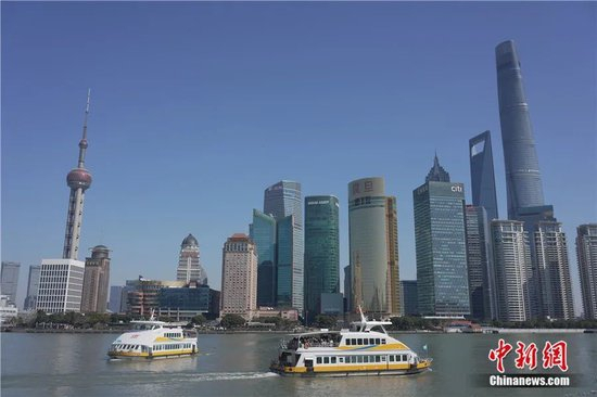 2025年2月9日，上海陆家嘴地区天气晴朗，吸引众多游客乘船游览。中新社记者 张亨伟 摄
