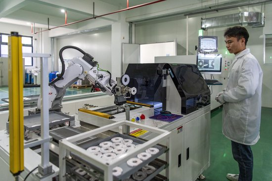 △2025年3月11日，在浙江省金华市浦江三思光电技术有限公司自动化生产线上，一只只机械臂灵活运转着，赶订单、忙生产。