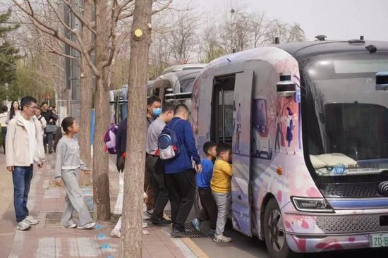 游客正准备乘坐自动驾驶小巴/来自北京亦庄公众号 史明阳 摄