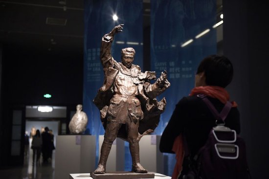 2018年4月1日，参观者在北京的中国美术馆参观雕塑作品“冼星海”。新华社记者 鲁鹏&nbsp;摄