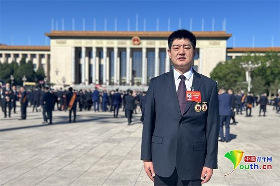 王明疆荣获“全国劳动模范”奖章。中国电建西北院供图&nbsp;