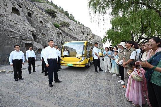 △2025年5月19日,习近平总书记在河南洛阳龙门石窟考察时,同游客亲切交流。