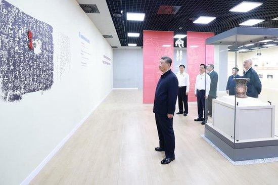 △2024年9月10日,习近平总书记来到陕西宝鸡市参观宝鸡青铜器博物院。