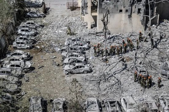 　6月24日，以色列南部贝尔谢巴一处遭伊朗导弹袭击的建筑。本文图/IC