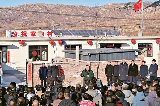2025年1月22日至24日,中共中央总书记、国家主席、中央军委主席习近平冒着严寒来到辽宁,看望慰问基层干部群众。这是22日下午,习近平在葫芦岛市绥中县明水满族乡祝家沟村考察时,同村民们亲切交流,向大家致以诚挚慰问和新春祝福。 新华社记者 翟健岚/摄