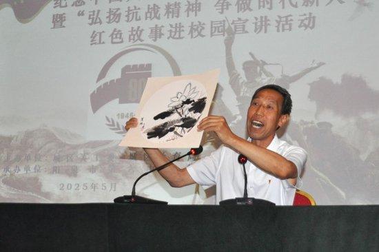 出生在阳泉市正太铁路破袭战沿线区域的姚永田,从小听抗战故事长大。他利用课余时间研究家乡抗战史、编写校本教材,并在校园义务宣讲红色故事100余场,努力让红色精神在年轻一代心中生根发芽。这是2025年5月26日,姚永田在阳泉市第六中学为学生们宣讲。