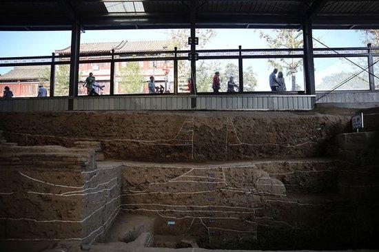 2019年9月7日,人们透过玻璃幕墙参观开元寺南广场遗址考古现场。
