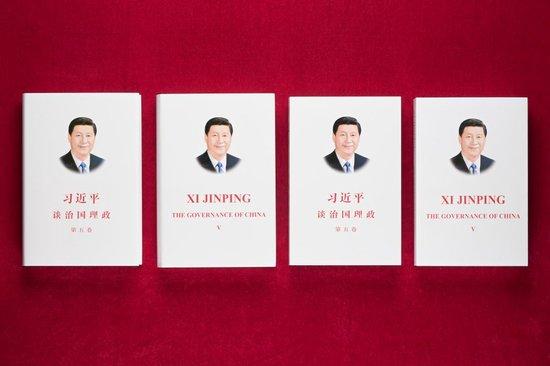 这是《习近平谈治国理政》第五卷中英文版的精装版和平装版。