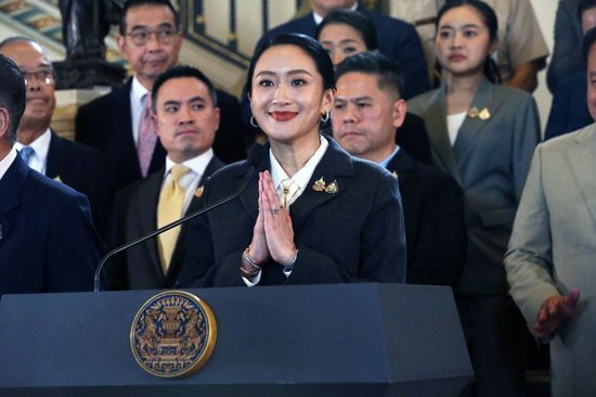 8月29日，在位于泰國曼谷的佩通判同總理府，佩通坦（中）在憲法法院公布裁定結果后出席記者會。坦下臺緊<strong></strong>