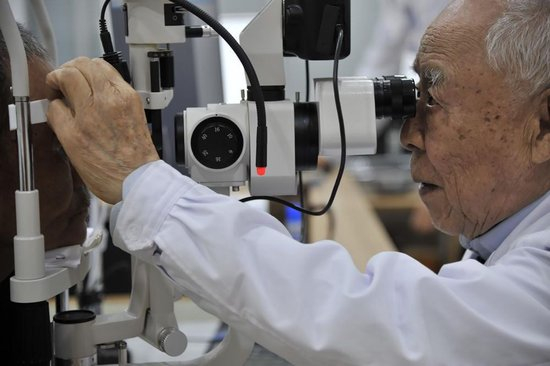  刘世钺离休后在白求恩国际和平医院义务出诊（资料照片）。新华社发（张彬楠 摄）