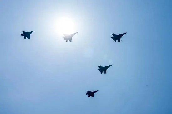 　　歼-35、歼-15T、歼-15DT和歼-15DH组成九三阅兵舰载机梯队。（图源：新华社）