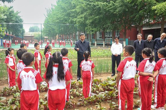  2023年5月31日，习近平总书记在北京育英学校学生农场同正在进行农业种植实践的小学生们亲切交流。新华社记者 鞠鹏 摄