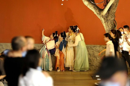 △身穿汉服的游客在西安大雁塔景区