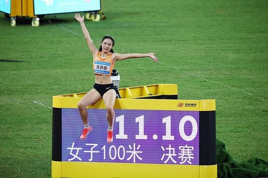  △田径女子100米决赛，陈妤颉夺冠，并刷新亚洲青年纪录。