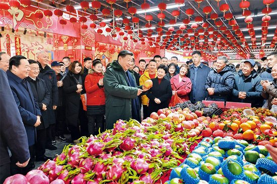 2025年1月22日至24日，中共中央总书记、国家主席、中央军委主席习近平冒着严寒来到辽宁，看望慰问基层干部群众。这是23日上午，习近平在沈阳大东副食品商场考察时，同店主和顾客亲切交流。 新华社记者 王晔/摄