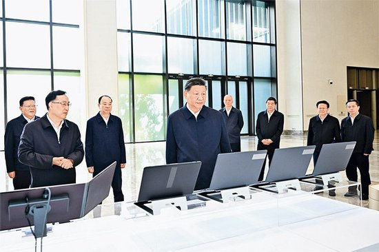 2025年11月7日至8日，中共中央总书记、国家主席、中央军委主席习近平在广东考察。这是8日上午，习近平在广州察看广东科技创新和产业创新融合发展成果展示。 新华社记者 燕雁/摄
