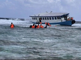 马尔代夫一渡轮突发故障停摆，乘客颠簸一个多小时后被要求跳海游至救援船，亲历中国旅客称行李至今失联
