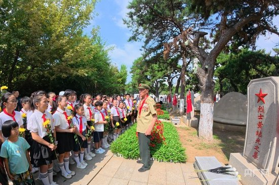 李维波在沈阳抗美援朝烈士陵园为小学生讲红色故事（央广网发 姚振锋 摄）