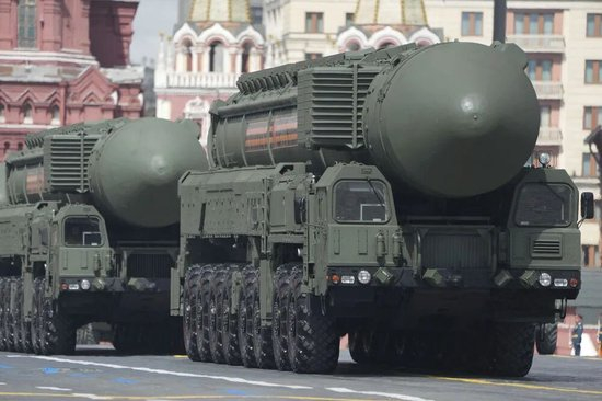 这是2025年5月9日在俄罗斯首都莫斯科举行的纪念苏联伟大卫国战争胜利80周年阅兵式上拍摄的洲际弹道导弹。新华社记者赖向东摄