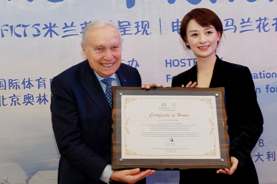  这是国际体育电影电视联合会主席弗兰克·阿斯卡尼向电影《马兰花开的声音》导演兼总制片人马晓静颁发“国际体育精神传播奖”。（受访者供图）