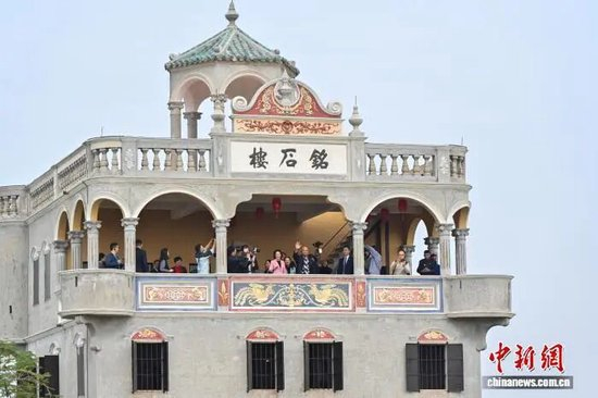  2月11日，广东江门，瑙鲁总统阿迪昂参观开平碉楼。中新社记者 陈骥旻 摄