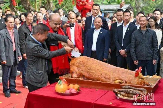 2月11日，瑙鲁总统阿迪昂在祖籍地广东江门赤坎镇中股村忠心里体验当地民俗活动。中新社记者 陈骥旻 摄