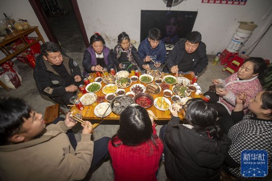  ↑ 2月16日，贵州省黔东南苗族侗族自治州从江县丙妹镇大塘村一户居民吃年夜饭。新华社发（吴德军 摄）