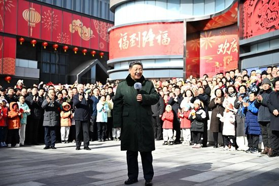 　　△2026年2月10日，习近平总书记在北京东城区隆福寺街区考察时，向全国各族人民和香港同胞、澳门同胞、台湾同胞、海外侨胞致以美好的新春祝福。