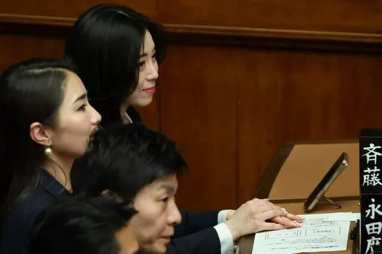 ·参加国会会议的齐藤。（日本雅虎新闻）