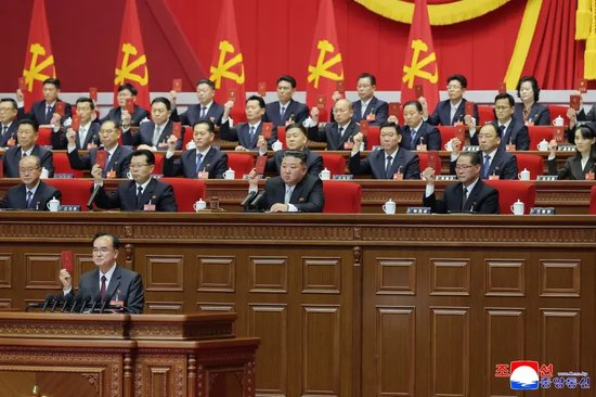 　　2月19日至25日，朝鲜劳动党第九次代表大会在平壤举行，金与正（第二排右一）坐在主席台上。图/朝中社