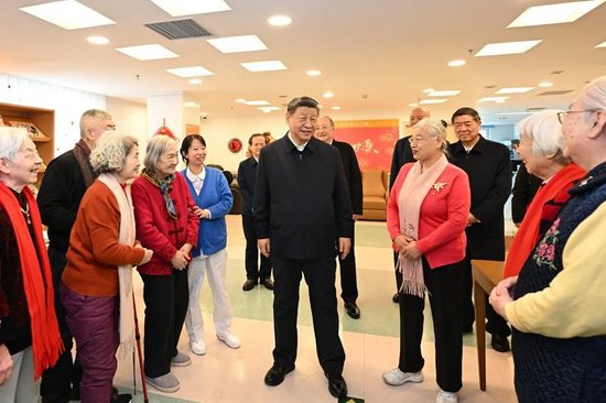 △2026年2月，习近平总书记在北京西城区“吾老·新街”养老服务街区银龄老年公寓考察时，同老人们亲切交流。