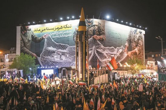 伊朗军方在德黑兰广场上展示导弹 图IC