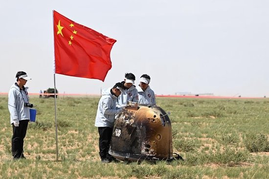 △2024年6月25日14时7分，嫦娥六号返回器携带来自月背的月球样品安全着陆在内蒙古四子王旗预定区域，探月工程嫦娥六号任务取得圆满成功。