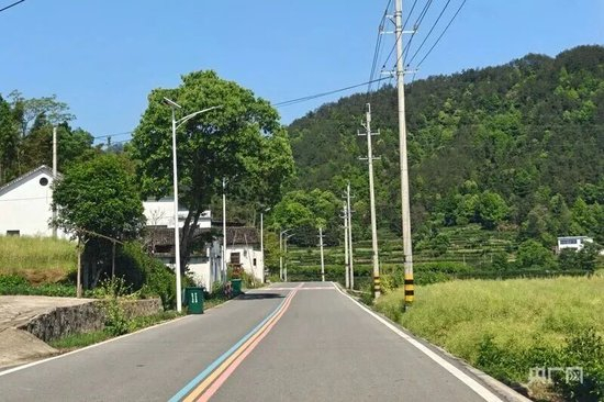 从水吼镇出发，沿着乡村彩虹公路也可以直达大龙窝索道停车场（央广网记者 赵家慧摄）