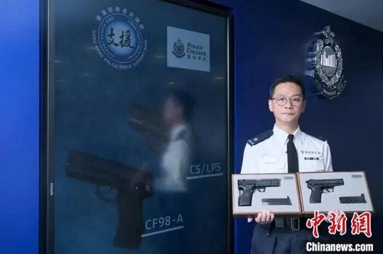 　　2024年12月12日，香港特区政府警务处支援部警司高卓恒在受访时展示警队新更换的两款国产手枪CF98-A和CS/LP5。（资料图） 中新网记者 陈永诺 摄