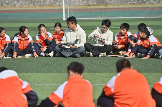 2026年1月7日，在广西融水苗族自治县思源实验学校，西北工业大学研究生支教团成员郭瀚琨（左五）、卢奕琛（左六）在上课。新华社记者 黄孝邦 摄