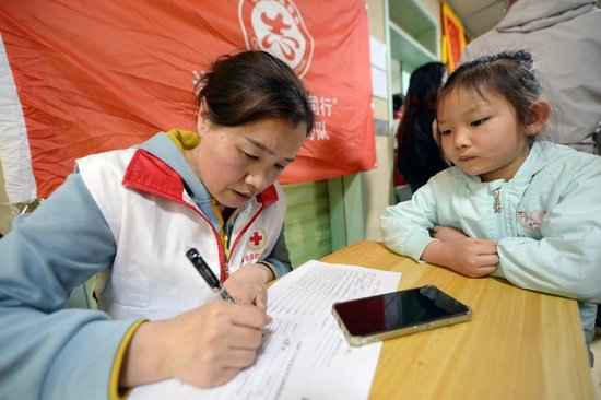 2025年4月24日，在贵州黔西南布依族苗族自治州兴义西南医院，红十字志愿者在登记信息。新华社记者 刘勇贞 摄