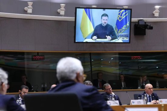 3月20日，在比利时布鲁塞尔举行的欧盟峰会上，乌克兰总统泽连斯基通过视频发表讲话图：新华社（欧盟供图）