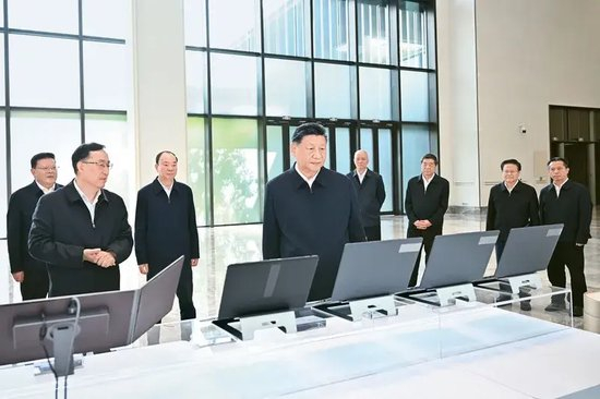 2025年11月7日至8日，中共中央总书记、国家主席、中央军委主席习近平在广东考察。这是8日上午，习近平在广州察看广东科技创新和产业创新融合发展成果展示。 新华社记者 燕雁/摄