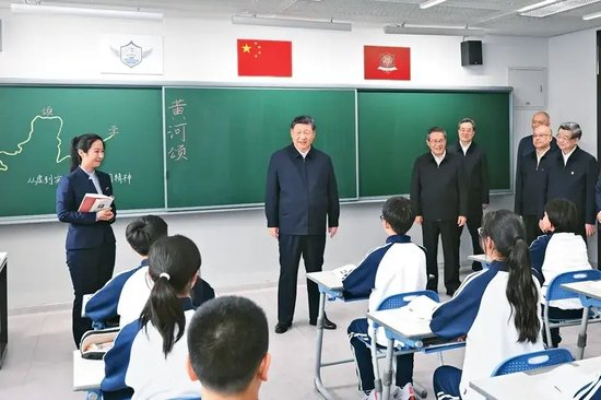 2026年3月23日，中共中央总书记、国家主席、中央军委主席习近平在河北雄安新区考察，并主持召开深入推进雄安新区高质量建设和发展座谈会。这是23日上午，习近平在北京四中雄安校区考察时，走进教室同师生亲切交谈。 新华社记者 燕雁/摄