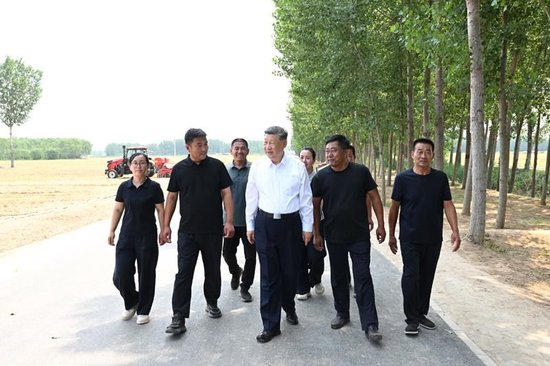 △2026年6月24日，习近平总书记在山东德州陵城区边临镇东于架村同种粮大户、农机手、农技人员亲切交流。