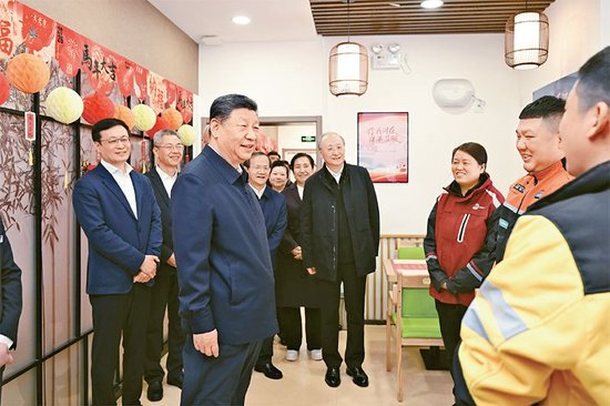 2026年2月9日至10日，中共中央总书记、国家主席、中央军委主席习近平在北京考察并看望慰问基层干部群众。这是10日上午，习近平在西城区新街口街道父母食堂考察时，同在这里休息的快递小哥亲切交流。 新华社记者 谢环驰/摄